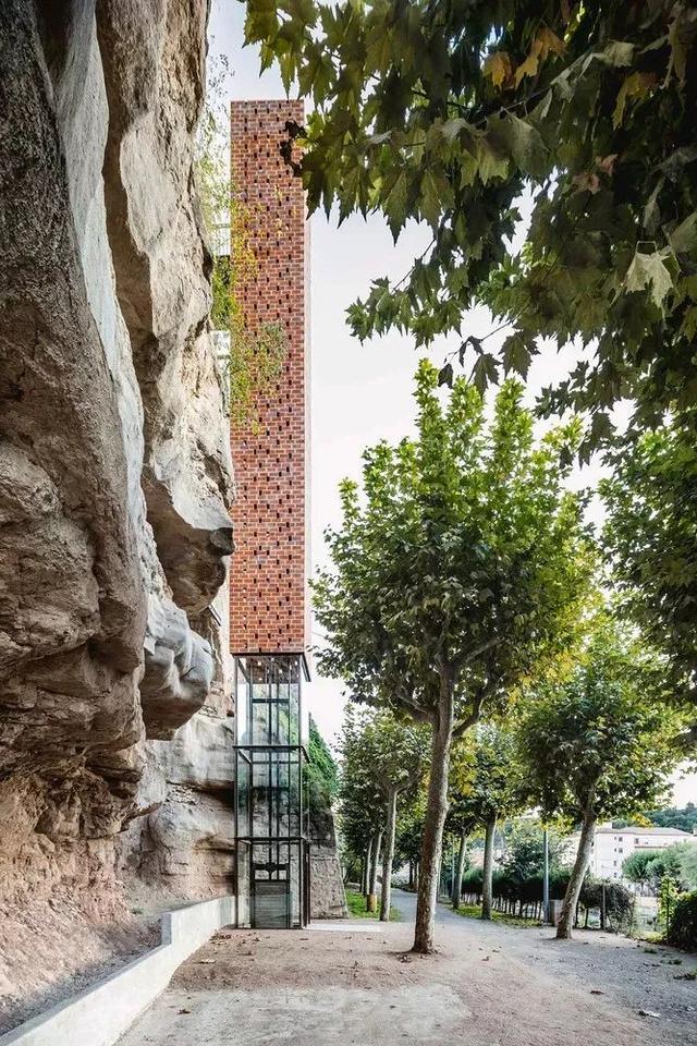Gironella历史古城建筑群中的直达电梯 Gironella历史古城建筑群中的直达电梯