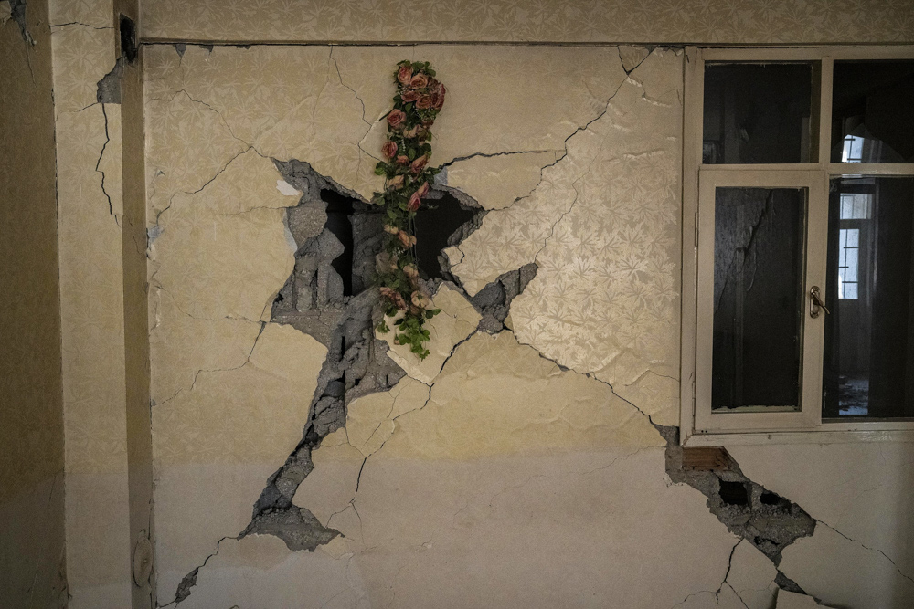 土耳其哈塔伊省安塔基亚震后建筑墙面出现裂缝