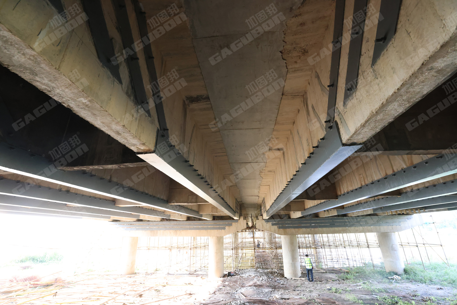 苏北灌溉总渠特大桥粘钢加固现场